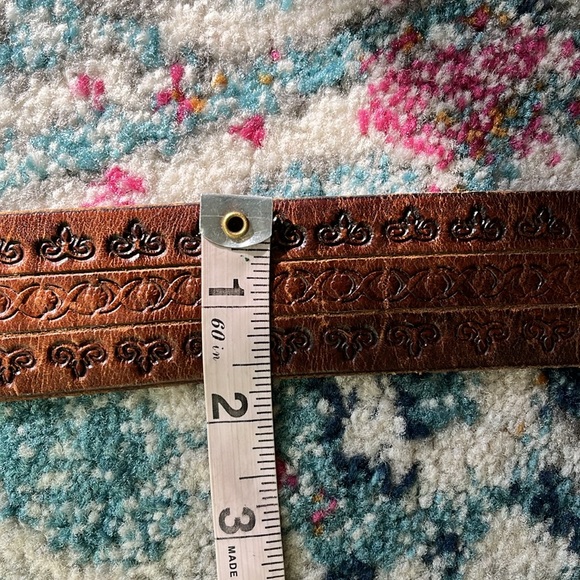 SOLD Vintage brown tooled leather brown belt with brass buckle size 31-36 - Picture 8 of 10